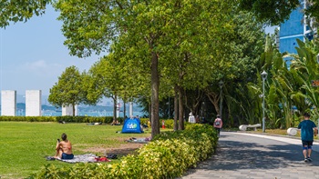 The circular pathway encompasses the large Memorial Lawn and links to the promenade.